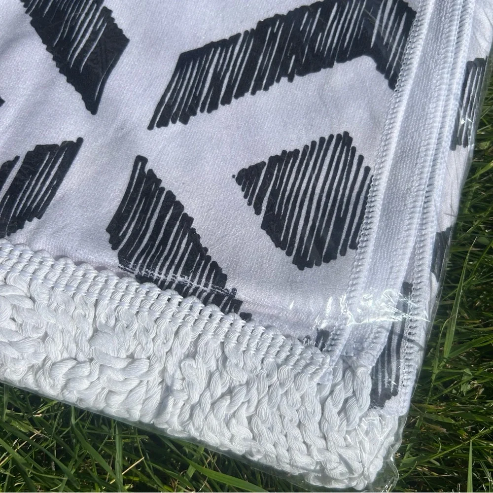 ZYIA Sedona Tasseled Resort White and Black Patterned Beach Pool Towel NEW